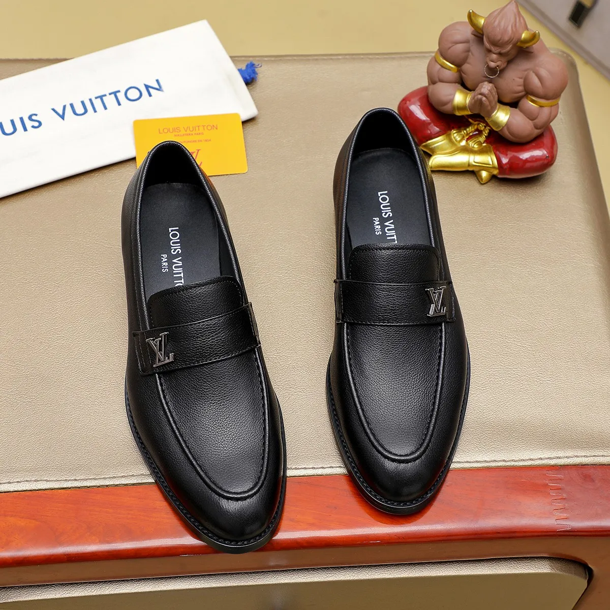 Men's Men's Shoes 💰420 💰[Louis Vuitton] LV high-end business formal leather shoes! ! Luxurious and elegant style, equal emphasis on practicality and style, professional focus on details and quality, counter original 1⃣️: 1⃣️ super accurate reproduction👍🏻! Material: The upper is made of imported original soft 🐂cowhide ➕imported first-layer sheepskin lining. Original anti-slip and wear-resistant outsole! Code number: 39--45, (38.46 custom-made) Large quantities in stock!